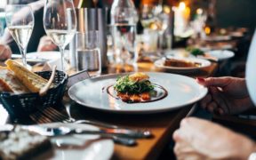 tavola imbandita al ristorante