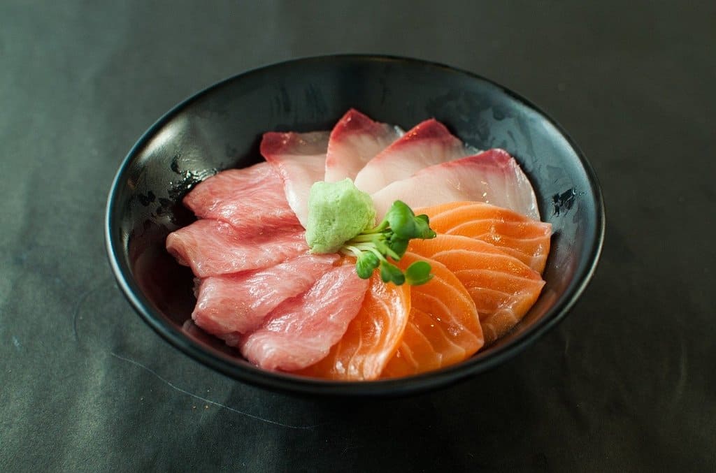 ciotola con sashimi