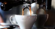 macchinetta del caffè che riempie la tazzina in ceramica