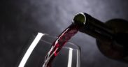 vino rosso versato in un bicchiere in vetro