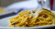 piatto di pasta alla carbonara in un ristorante