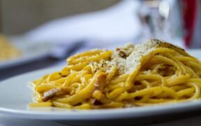 piatto di pasta alla carbonara in un ristorante