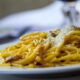 piatto di pasta alla carbonara in un ristorante