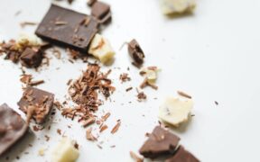 scaglie di cioccolato fondente e bianco