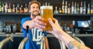 publican che serve una birra al cliente