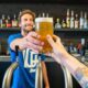 publican che serve una birra al cliente