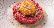 battuta di carne piemontese con uovo e parmigiano