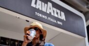 giovane donna beve caffè Lavazza