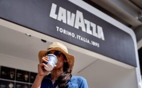 giovane donna beve caffè Lavazza