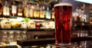 pinta inglese con birra sul bancone del pub