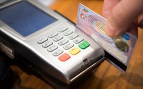 carta che scorre nel POS